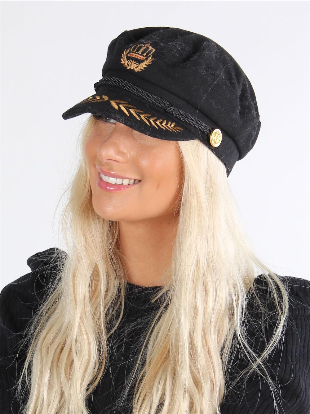 Fabia - Sort kasket med fede gulddetaljer og knapper